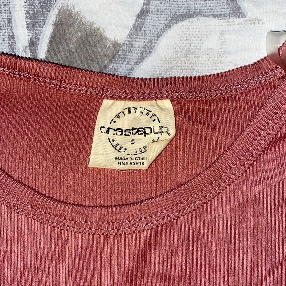 Size Small Pink long sleeved scrunch tied crop top - Picture 3 of 6